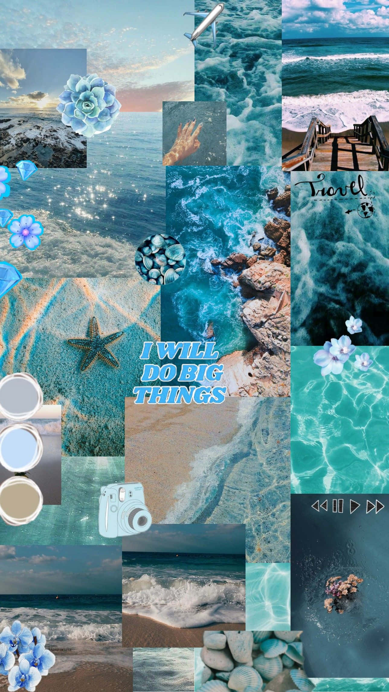Aesthetic Summer 桌布 壁紙 — 一個充滿活力的海灘主題拼貼畫， featuring 海浪、岩石、貝殼和一部帶有勵志文字的復古相機。