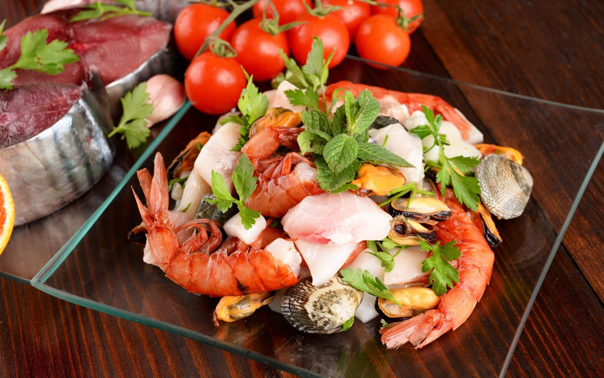 Seafood 桌布 壁紙 — 一個充滿活力的海鮮拼盤，包括蝦、蛤蜊和魚，在玻璃盤上以香草點綴。