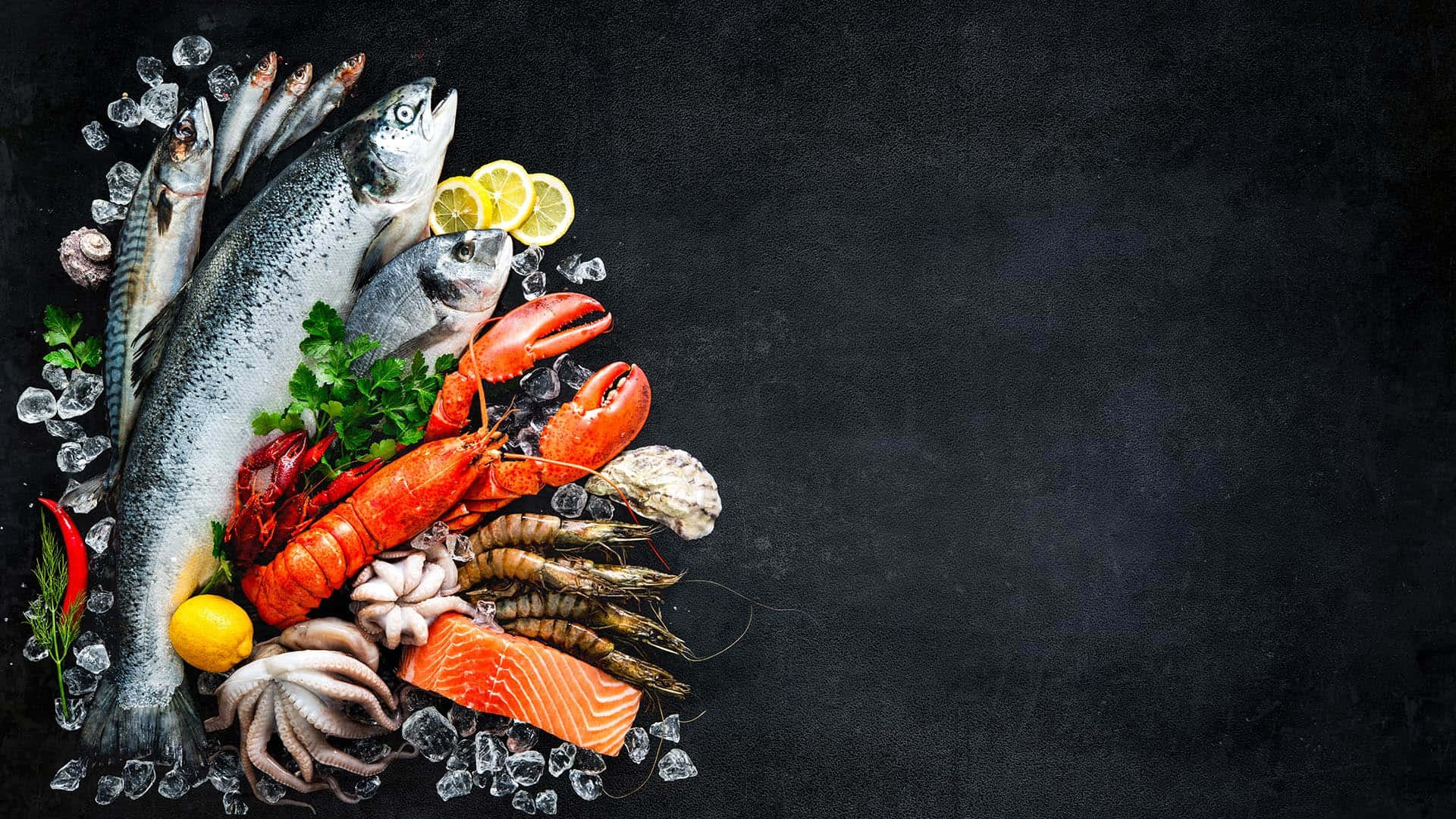 Seafood 桌布 壁紙 — 一個充滿活力的海鮮拼盤，包括鮭魚、龍蝦、蝦和魚，放在冰上，配以檸檬和香草，背景為深色紋理。