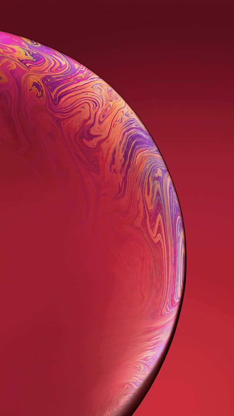 Apple iPhone Xs 桌布 壁紙 — 一個充滿活力的漩渦抽象圖案，以洋紅色、橙色和紫色在深紅色漸變背景的彎曲表面上流動。
