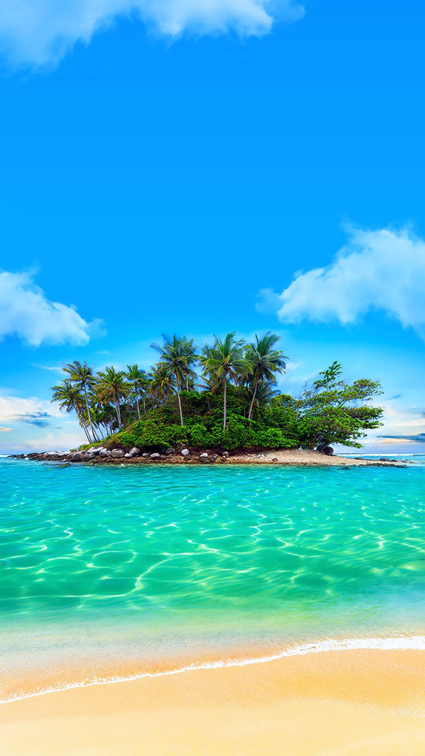 Marshall Island 桌布 壁紙 — 一個充滿活力的熱帶島嶼，有棕櫚樹和碧綠海水，在明亮的藍天和蓬鬆的白雲下。