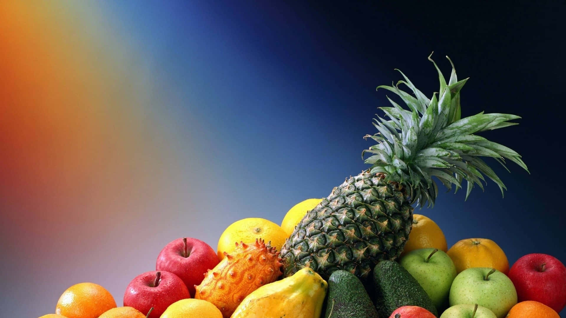 Fruit 桌布 壁紙 — 一個充滿活力的熱帶水果組合，鳳梨被蘋果、柳橙和酪梨包圍，背景是漸層彩虹色。