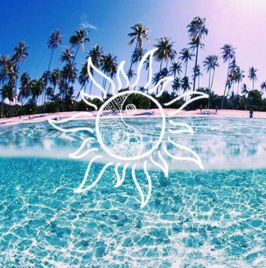 夏天 桌布 壁紙 — 一個充滿活力的熱帶海灘，有碧綠的海水和棕櫚樹，在晴朗的藍天下覆蓋著白色太陽圖案。