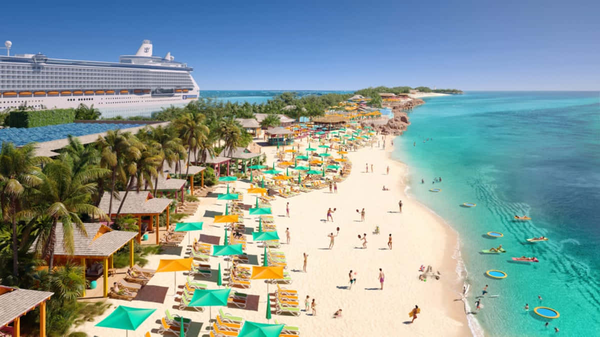 Bahamas Island 桌布 壁紙 — 一個充滿活力的熱帶海灘，色彩繽紛的遮陽傘下遊客絡繹不絕，旁邊停泊著一艘巨大的郵輪，海水清澈碧綠。