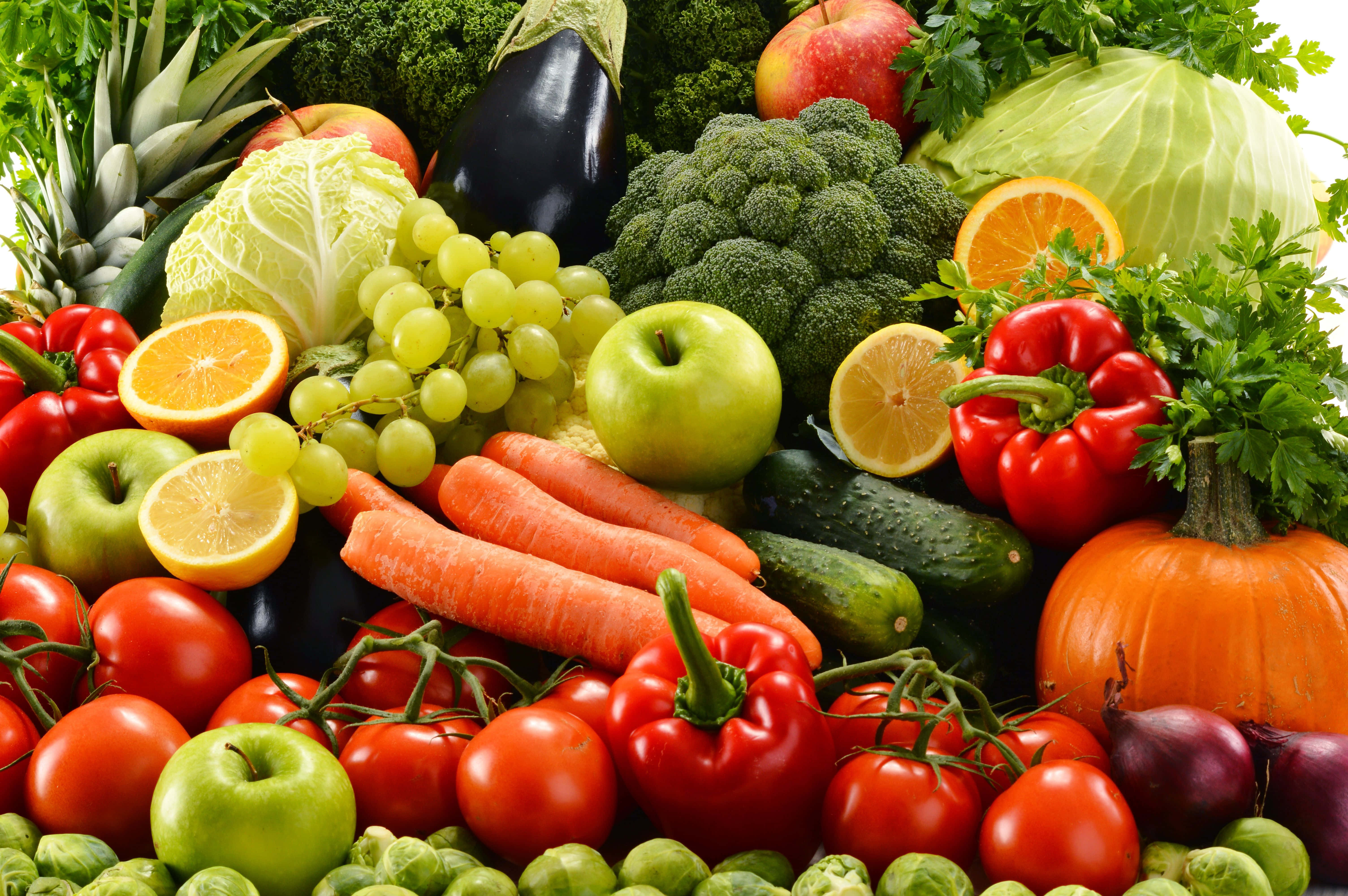 Fruits 桌布 壁紙 — 一個充滿活力的特寫，展示了包括番茄、胡蘿蔔、蘋果和西蘭花在內的各種新鮮水果和蔬菜，堆成一個色彩繽紛的堆。