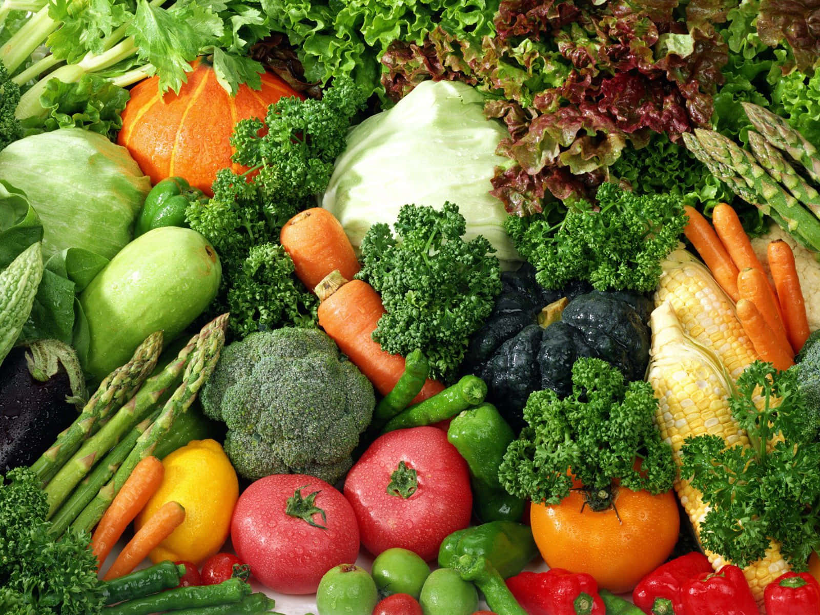 Vegetables 桌布 壁紙 — 一個充滿活力的特寫，展示了各種新鮮蔬菜，包括番茄、胡蘿蔔、西蘭花和玉米，堆成色彩繽紛的一堆。