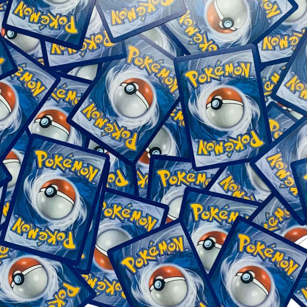 Pokemon Card 桌布 壁紙 — 一個充滿活力的特寫鏡頭，散落的寶可夢集換式卡牌，帶有標誌性的精靈球標誌，背景是旋轉的藍色。