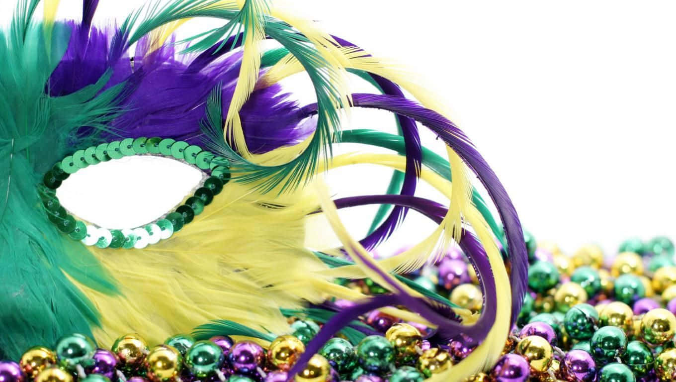 Mardi Gras 桌布 壁紙 — 一個充滿活力的狂歡節面具，飾有紫色、綠色和金色的羽毛和珠子，放在純白色背景上。