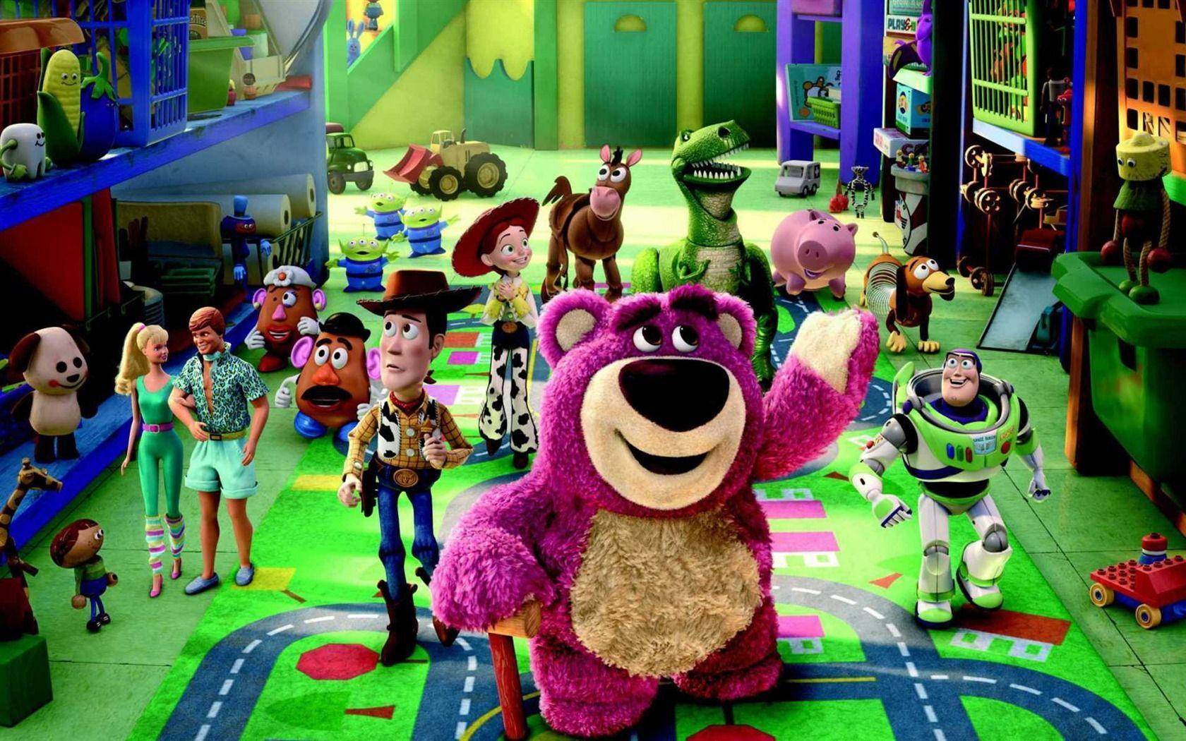 Toy Story 3 桌布 壁紙 — 一個充滿活力的玩具房，巴斯光年和勞蘇在色彩繽紛的遊戲墊上，在經典的《玩具總動員》角色中揮手。