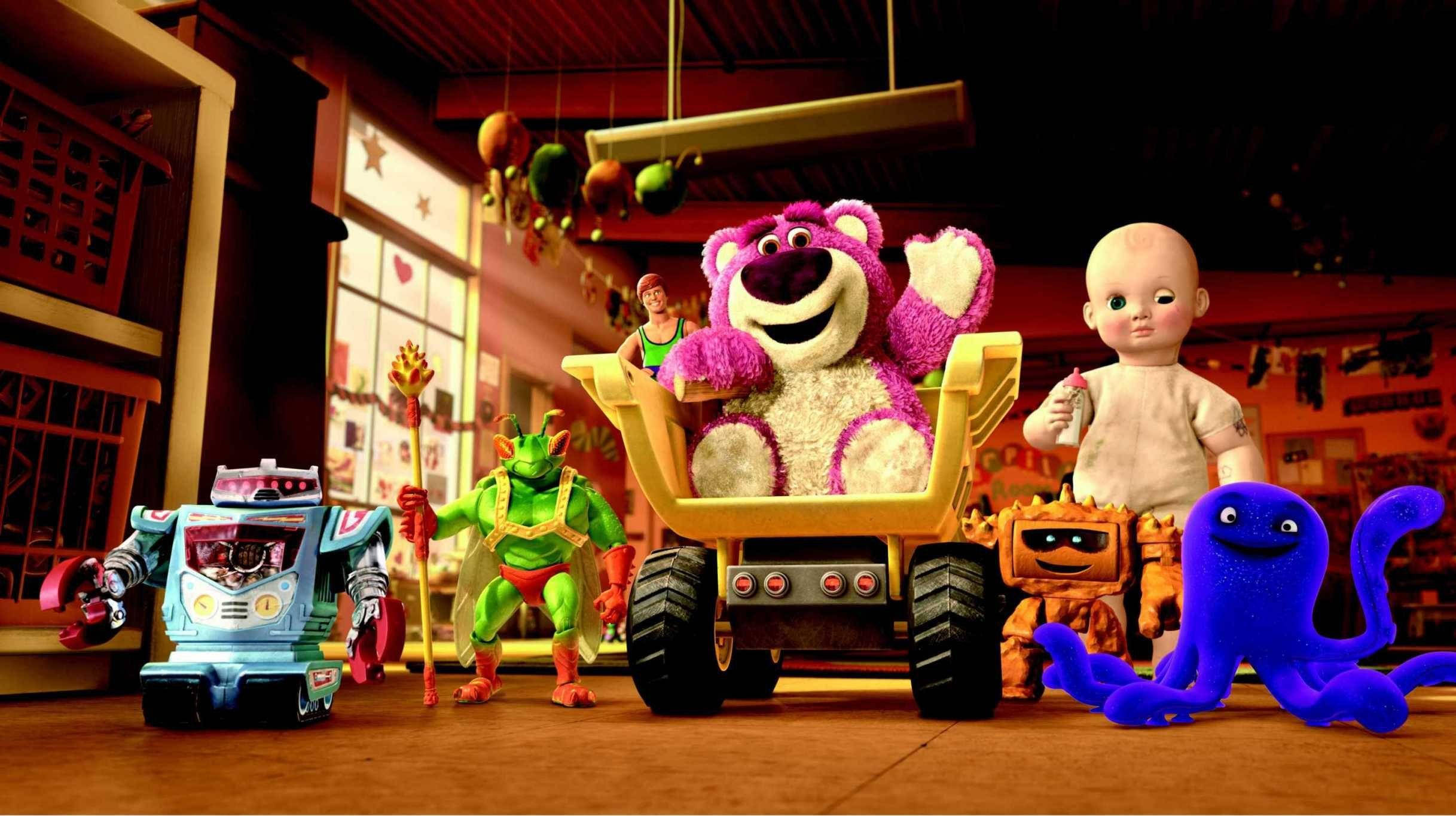Toy Story 3 桌布 壁紙 — 一個充滿活力的玩具房，有一隻紫色泰迪熊在傾卸車裡，旁邊有一個嬰兒娃娃和藍色章魚在揮手。