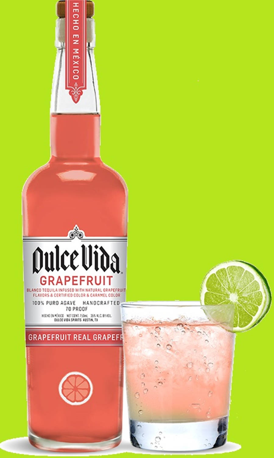 cocktail 桌布 壁紙 — 一個充滿活力的珊瑚色 Dulce Vida 葡萄柚龍舌蘭酒瓶，旁邊放著一杯飾有萊姆的氣泡雞尾酒，背景是明亮的萊姆綠色。
