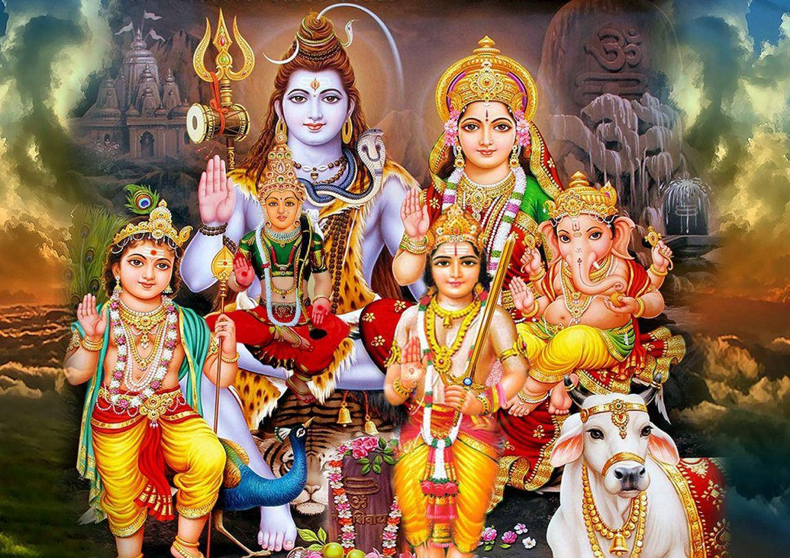 Lord Shiva Family 桌布 壁紙 — 一個充滿活力的神聖印度教眾神集會，包括濕婆、帕爾瓦蒂、象頭神、卡爾蒂凱亞等，身著金色珠寶，以神秘的寺廟背景為襯托。