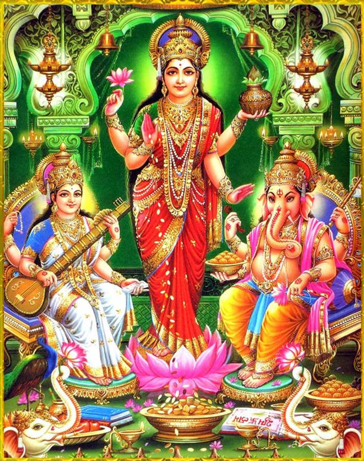 laxmi ganesh saraswati 桌布 壁紙 — 一個充滿活力的神聖場景，描繪了拉克什米女神，兩側是薩拉斯瓦蒂和象頭神，裝飾著華麗的金飾，背景是茂密的綠色華麗背景。