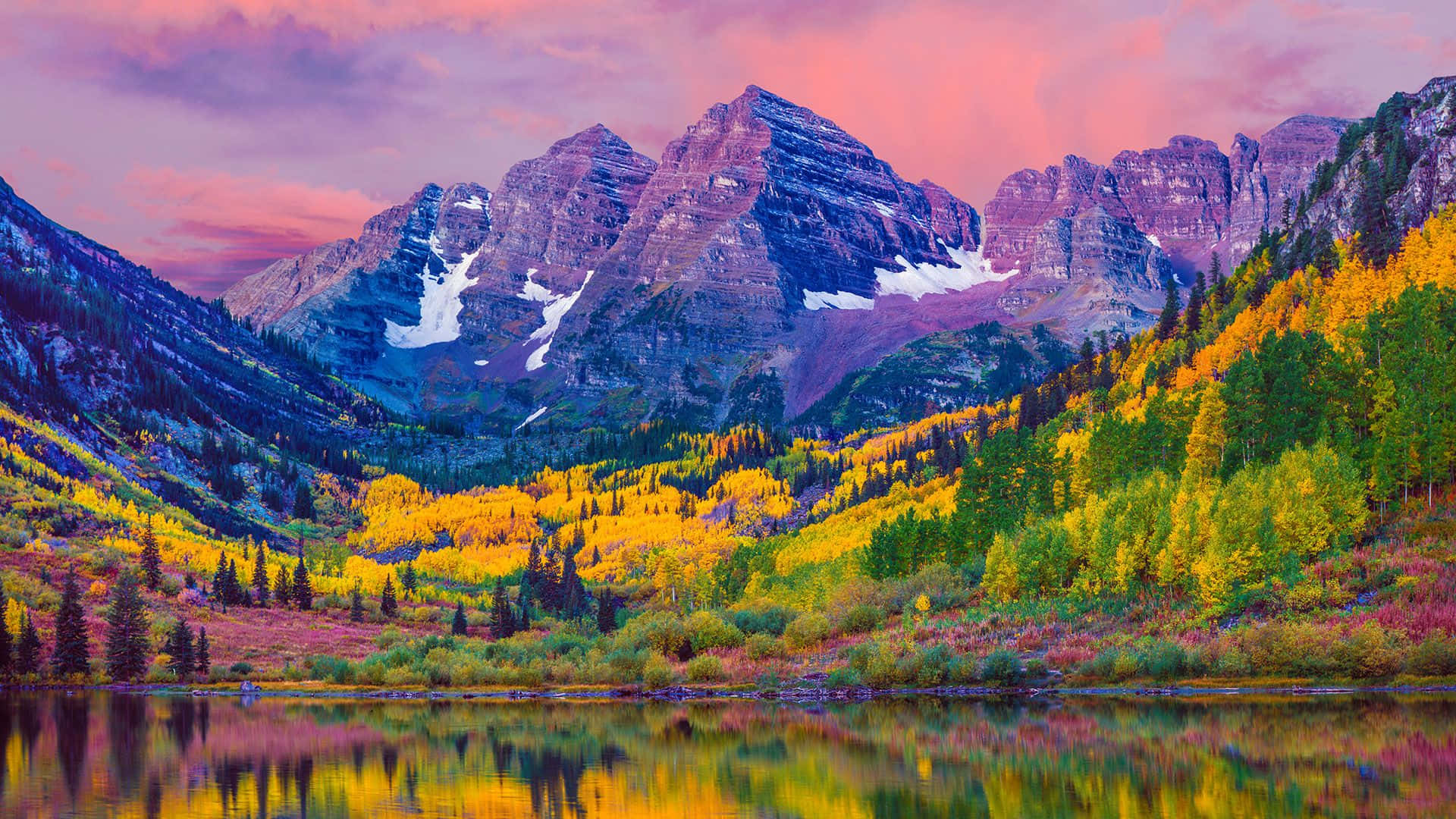 Aspen Colorado 桌布 壁紙 — 一個充滿活力的秋季山湖，映照著粉紅色和紫色的日落天空，上方是白雪覆蓋的山峰和金色的白楊林。