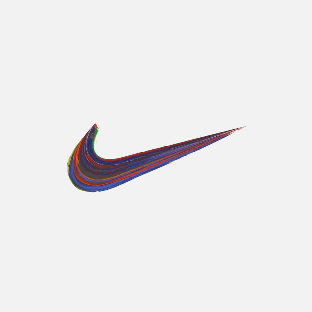 Nike 桌布 壁紙 — 一個充滿活力的筆觸風格Nike勾號，以紅、藍、綠分層呈現，背景為純淺灰色。