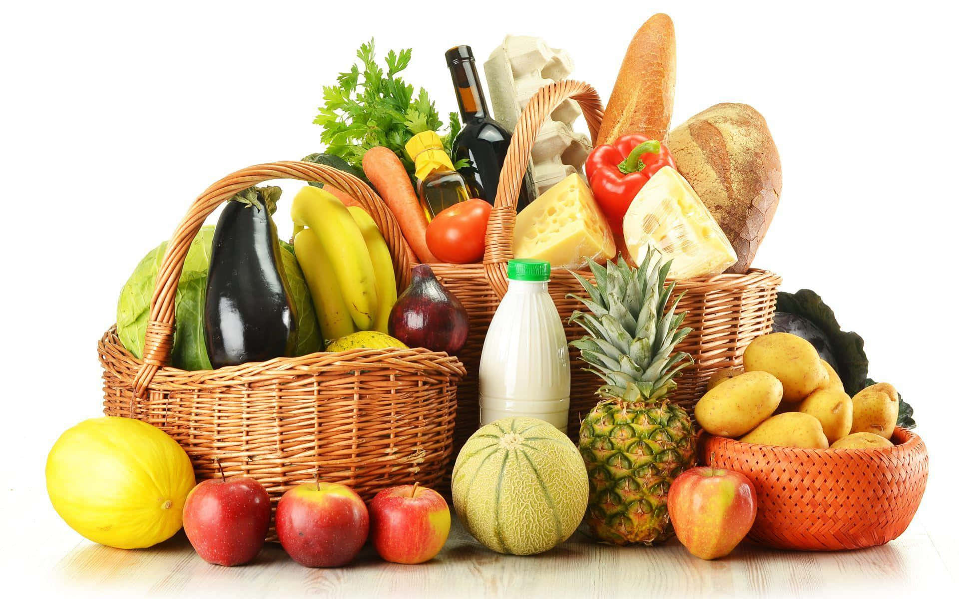 Healthy Food 桌布 壁紙 — 一個充滿活力的籃子，裝滿了新鮮水果、蔬菜、麵包、起司和乳製品，擺放在淺色木質表面上。