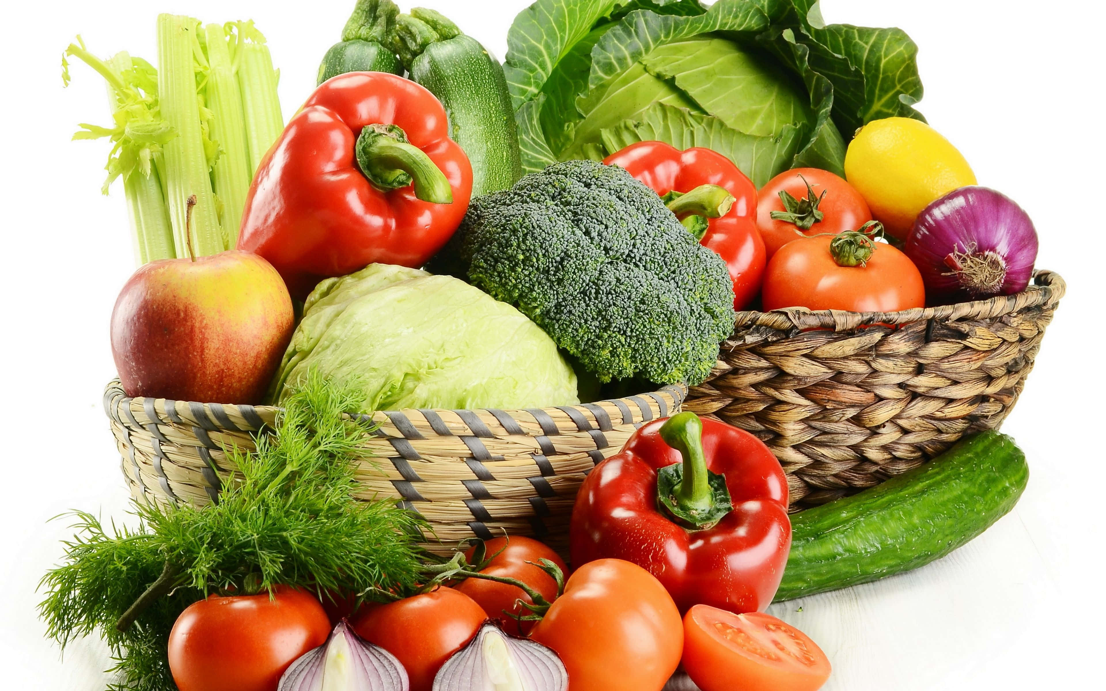 basket 桌布 壁紙 — 一個充滿活力的籃子，裝滿了新鮮農產品，包括紅甜椒、西蘭花、番茄和芹菜，背景是潔淨的白色。