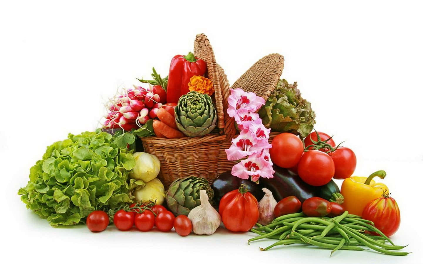 basket 桌布 壁紙 — 一個充滿活力的籃子，裝滿新鮮蔬菜和粉紅色花朵，背景是乾淨的白色。