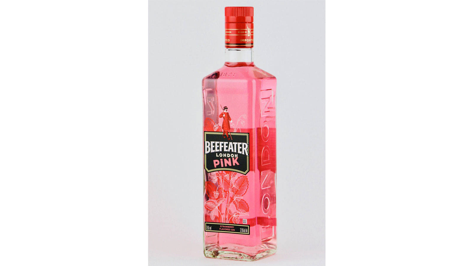 Gin 桌布 壁紙 — 一個充滿活力的粉紅色 Beefeater London Pink 琴酒瓶，帶有紅色瓶蓋和花卉標籤，立在純白色背景前。