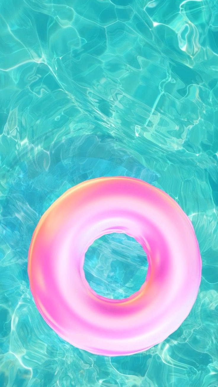 夏天 iPhone 桌布 壁紙 — 一個充滿活力的粉紅色充氣環在明亮的陽光下，平靜地漂浮在波光粼粼的碧綠色泳池水上。