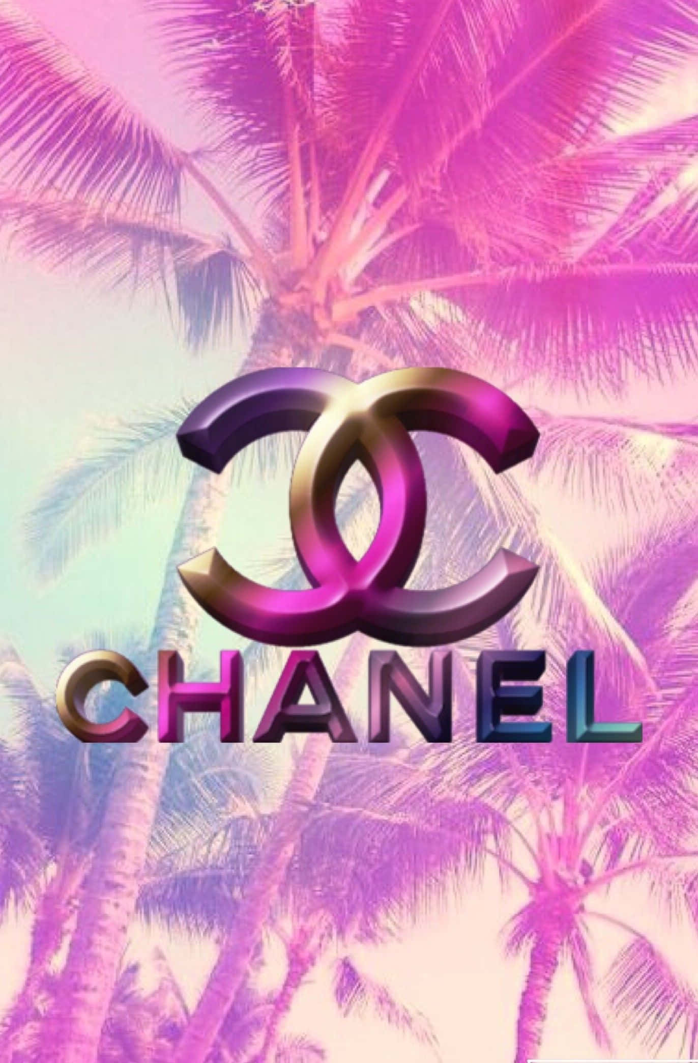 香奈兒標誌 桌布 壁紙 — 一個充滿活力的粉紅色和紫色 Chanel 標誌在熱帶棕櫚樹背景和漸變天空下閃耀。