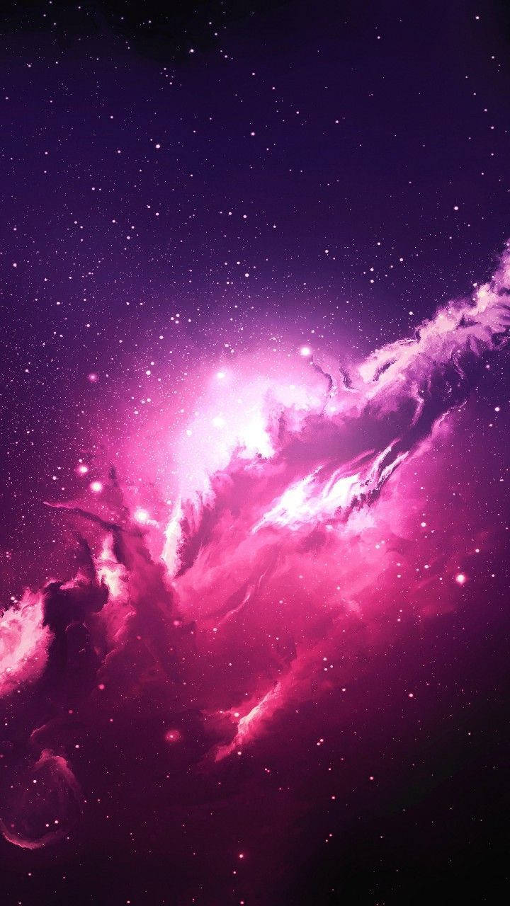 太空 iPhone 桌布 壁紙 — 一個充滿活力的粉紅色和紫色星雲，在深邃的宇宙背景下，旋轉著發光的氣體和散落的星星。