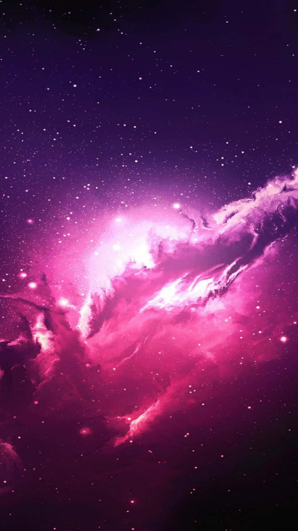 桌布 壁紙 — 一個充滿活力的粉紅色和紫色星雲，在深邃的宇宙背景下旋轉，閃爍著星星。