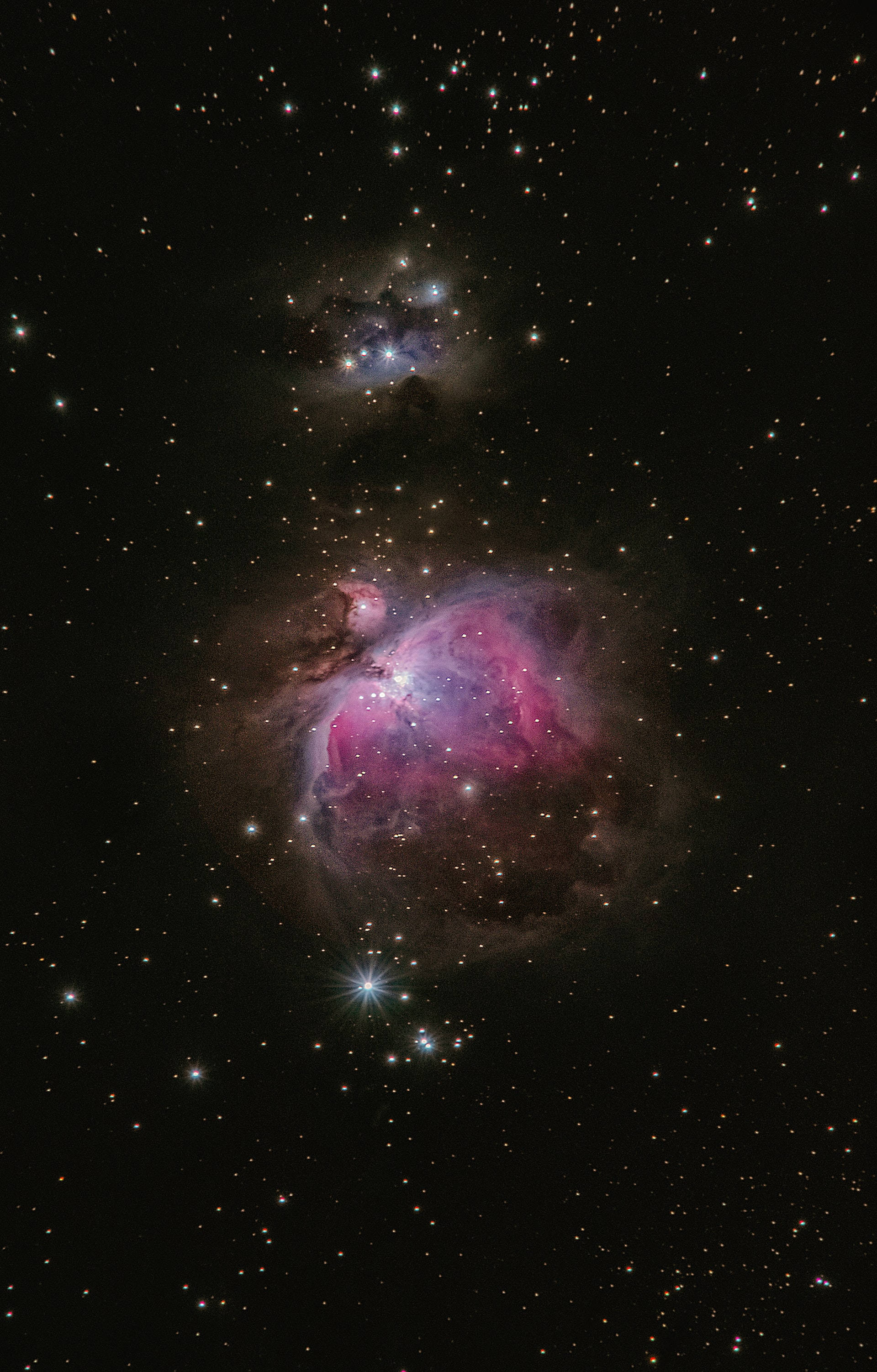 夜空 桌布 壁紙 — 一個充滿活力的粉紅色和紫色星雲在深空中的星場中發光。