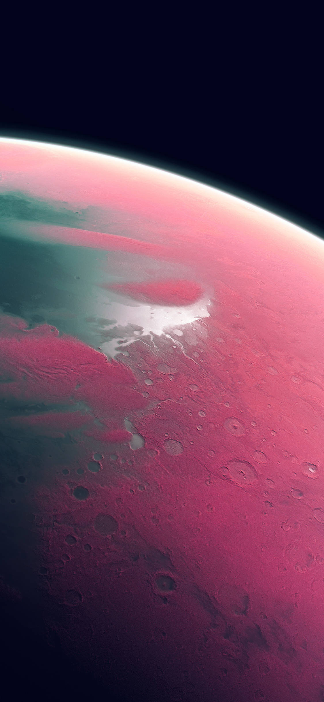 Pink iPhone Xr 桌布 壁紙 — 一個充滿活力的粉紅色和藍綠色外星行星，表面有隕石坑，發光的大氣帶，背景是黑色太空。