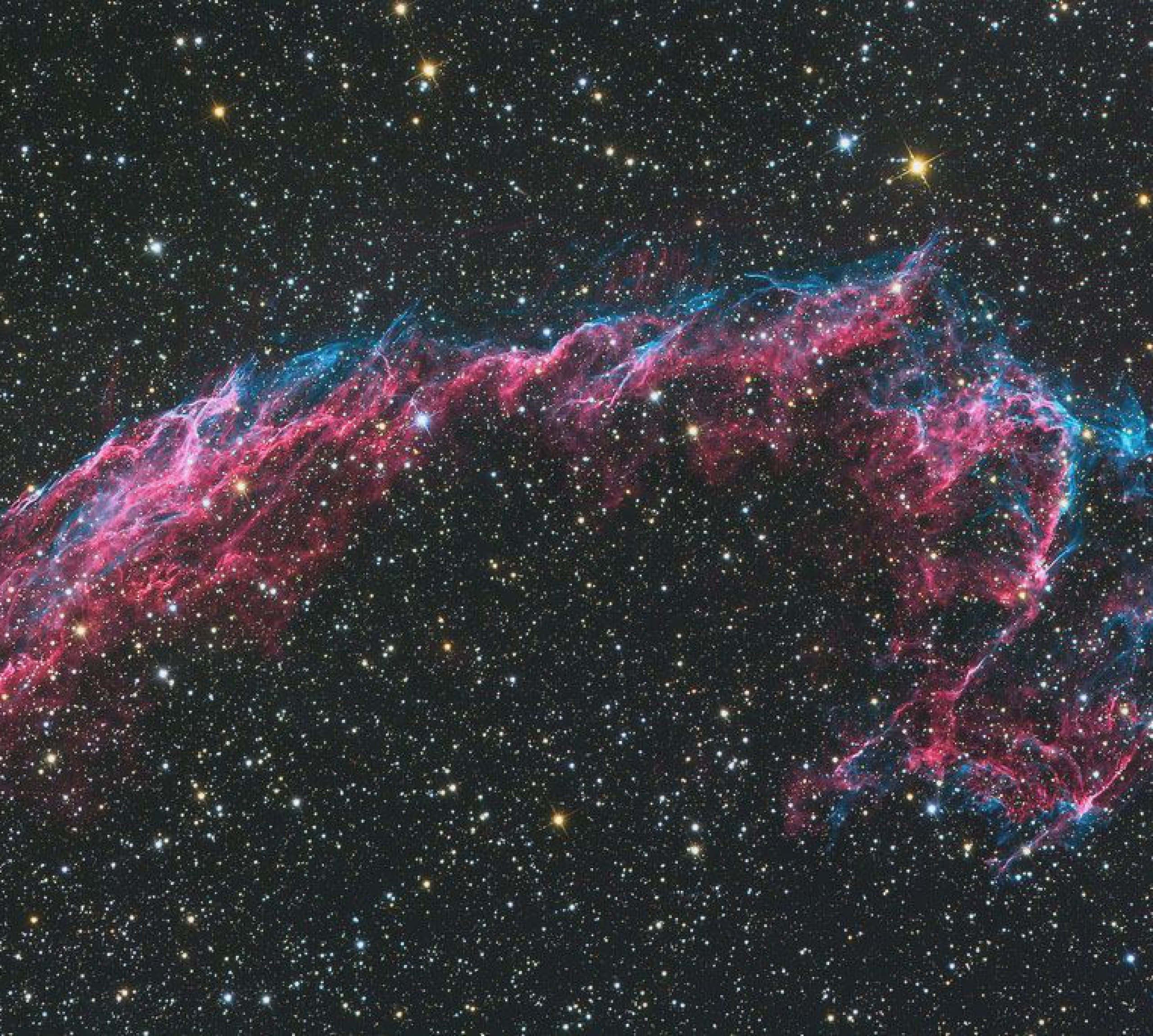 Hipster Galaxy Tumblr 桌布 壁紙 — 一個充滿活力的粉紅色和藍色星雲在深黑色宇宙背景下穿過星場旋轉。
