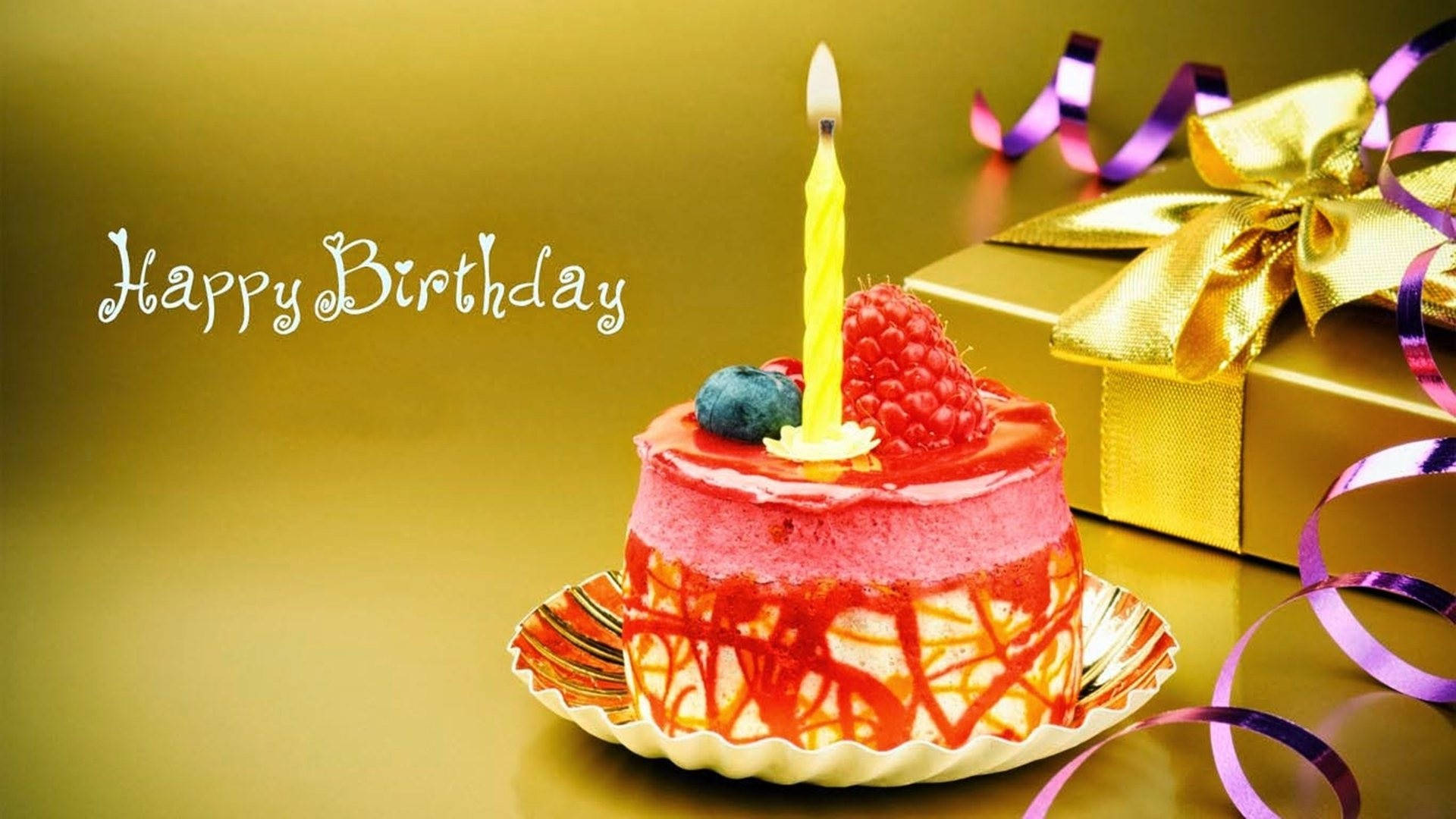 蛋糕 桌布 壁紙 — 一個充滿活力的粉紅色生日蛋糕，上面有一根點燃的蠟燭和新鮮莓果，旁邊是一個飾有紫色絲帶的金色禮物盒。