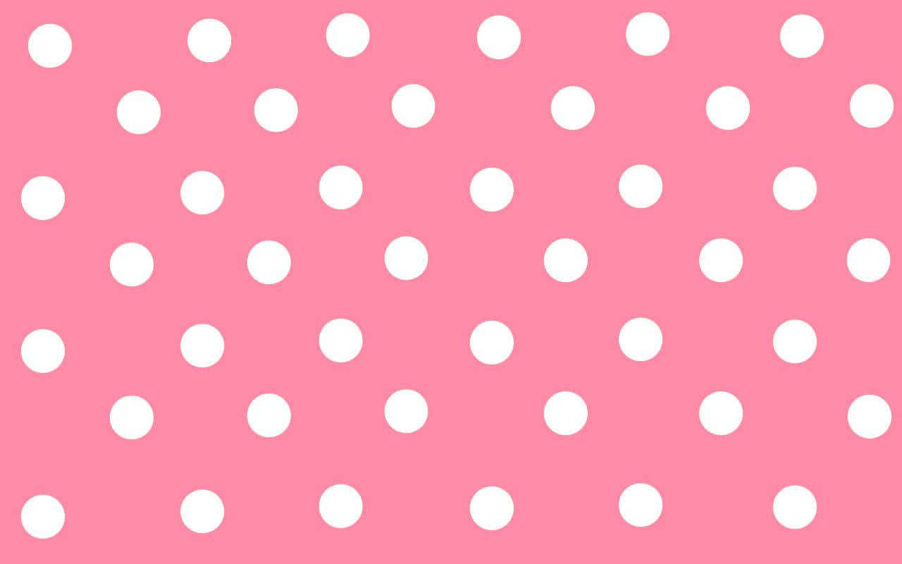 Pink And White Aesthetic 桌布 壁紙 — 一個充滿活力的粉紅色背景，點綴著均勻分佈的白色圓點，營造出俏皮甜美的視覺圖案。