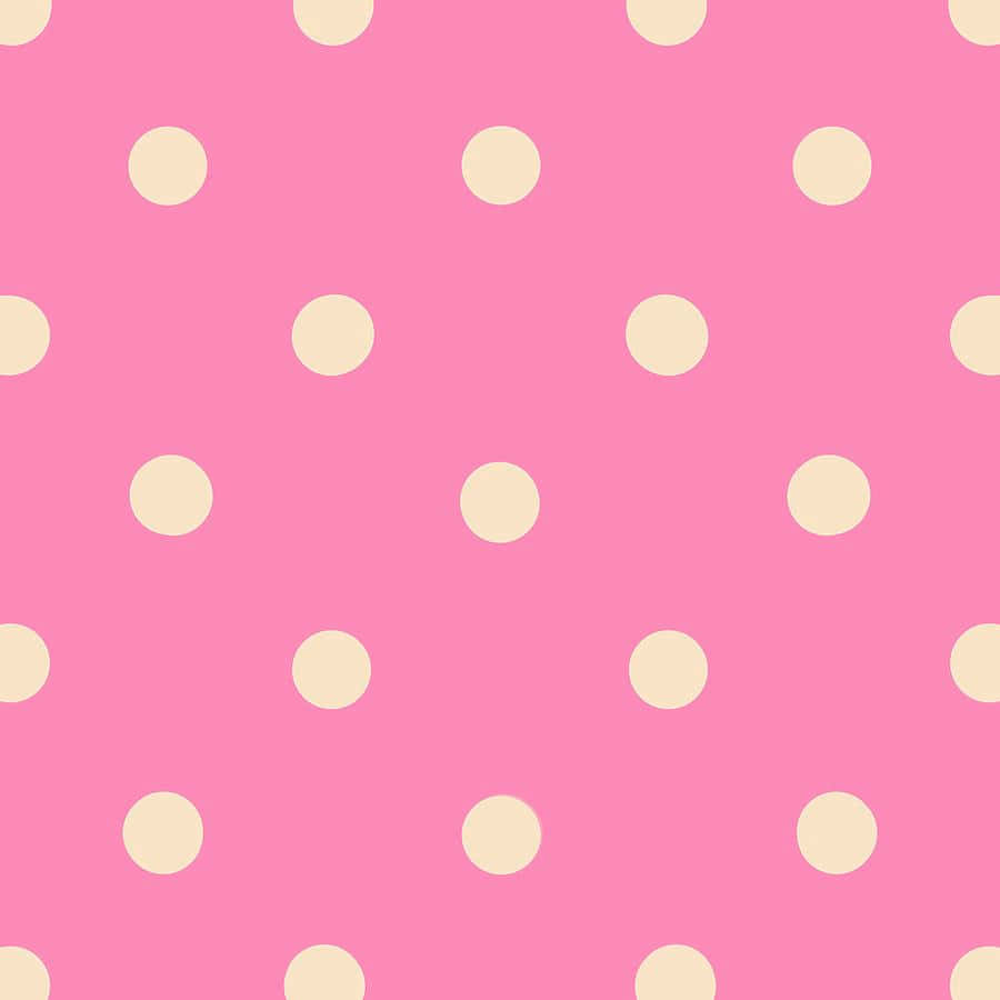 Pink Polka Dot 桌布 壁紙 — 一個充滿活力的粉紅色背景，點綴著均勻分佈的奶油色圓圈，營造出俏皮的波點圖案。