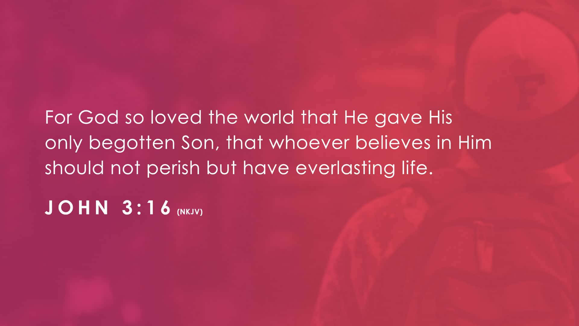Scripture 桌布 壁紙 — 一個充滿活力的粉紅色覆蓋層，在一個戴著帽子的人的柔和模糊背景上，以清晰的白色文字顯示聖經經文約翰福音 3:16。
