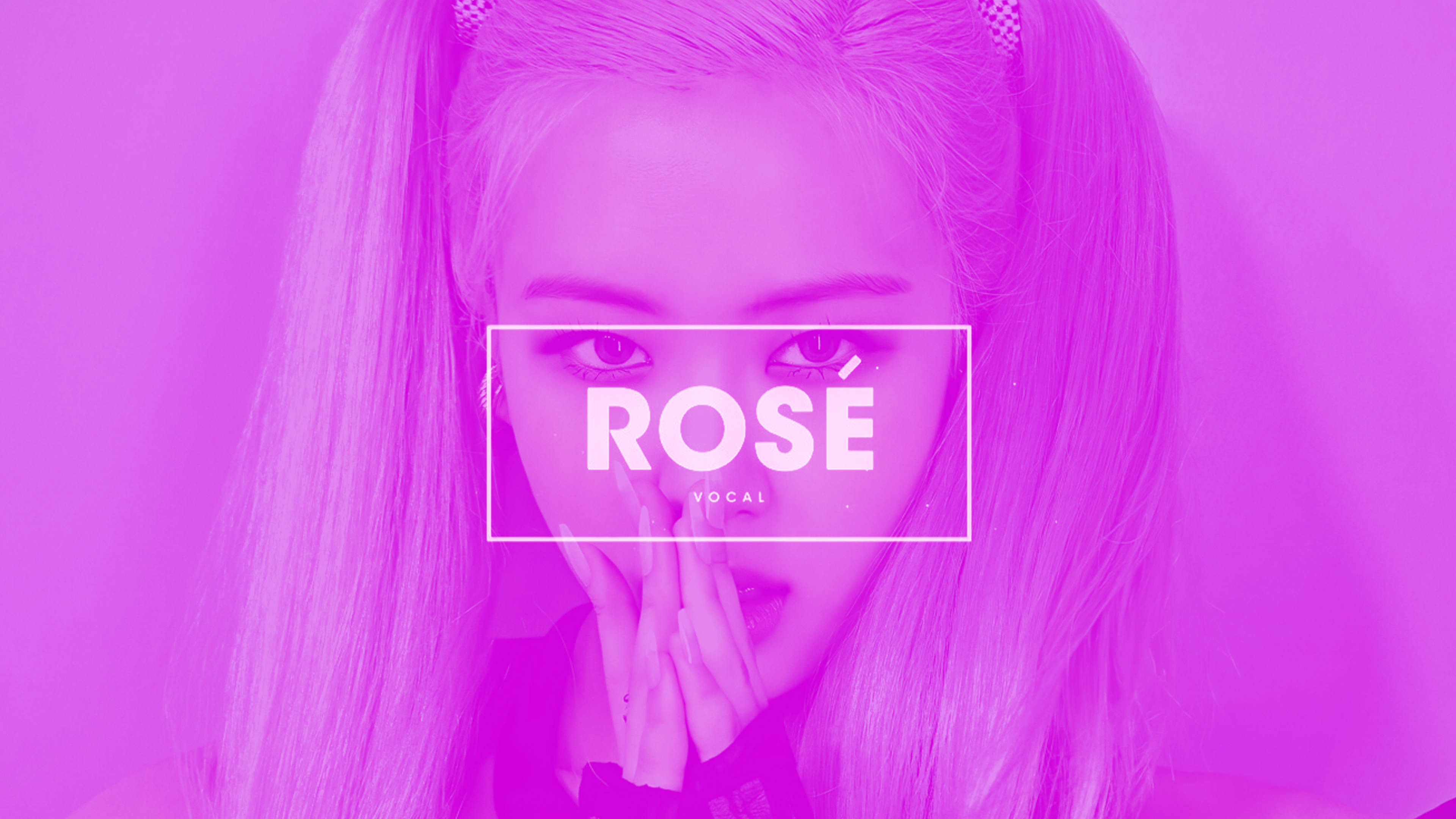 Rose Blackpink 桌布 壁紙 — 一個充滿活力的粉紅色調肖像，一位長髮女性雙手靠近嘴巴，上面覆蓋著白色方框中的「ROSE」文字。