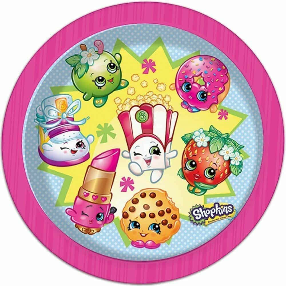 Shopkins 桌布 壁紙 — 一個充滿活力的粉紅色邊緣盤子，上面有快樂的Shopkins角色，如草莓餅乾和唇膏，圍繞著黃色星爆排列。