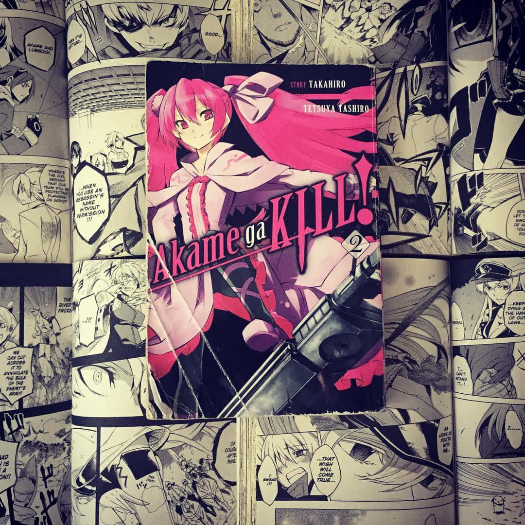 Comics 桌布 壁紙 — 一個充滿活力的粉紅色頭髮動漫女孩在漫畫封面上，躺在一堆黑白漫畫面板上。