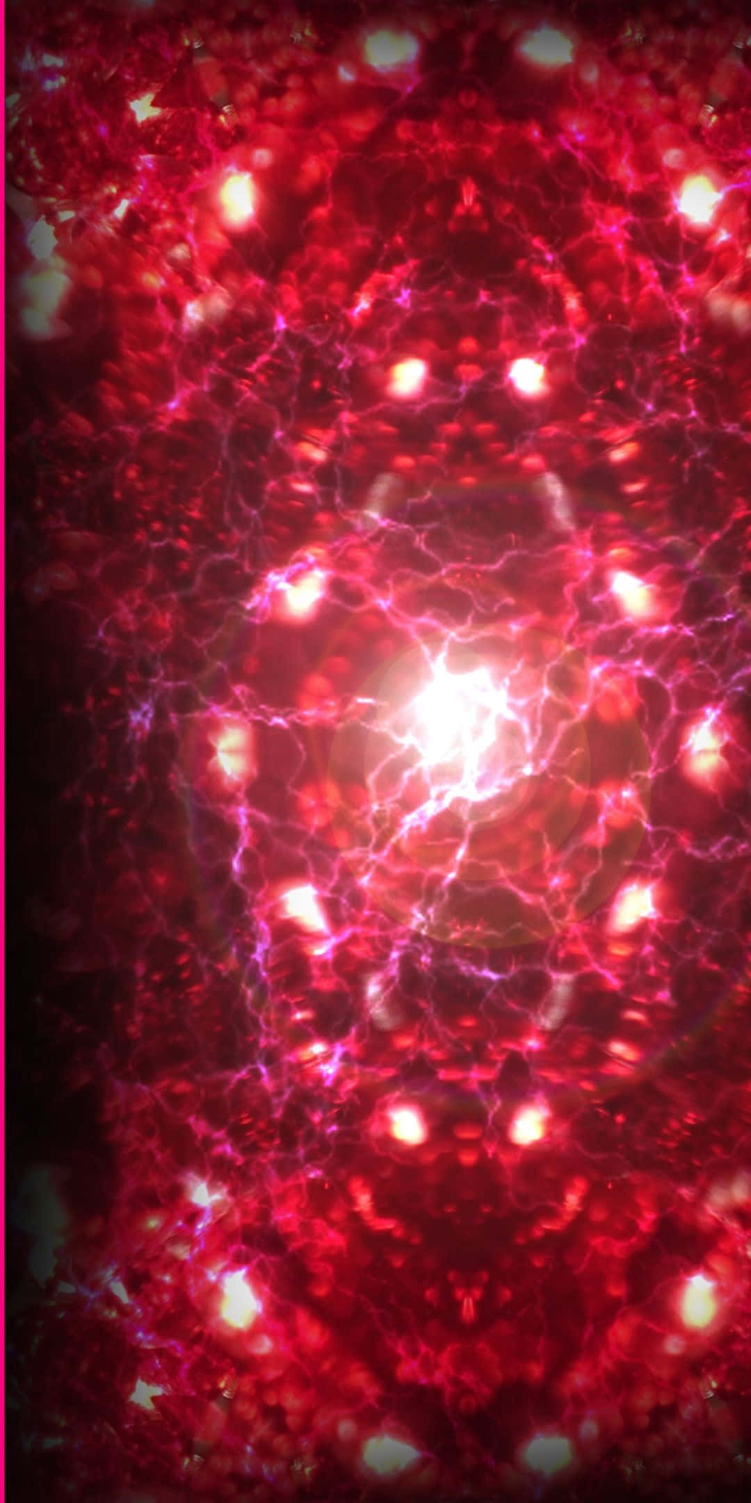 抽象 桌布 壁紙 — 一個充滿活力的紅色宇宙星雲，帶有發光的電脈絡和從中心核心輻射出的明亮星狀爆發。