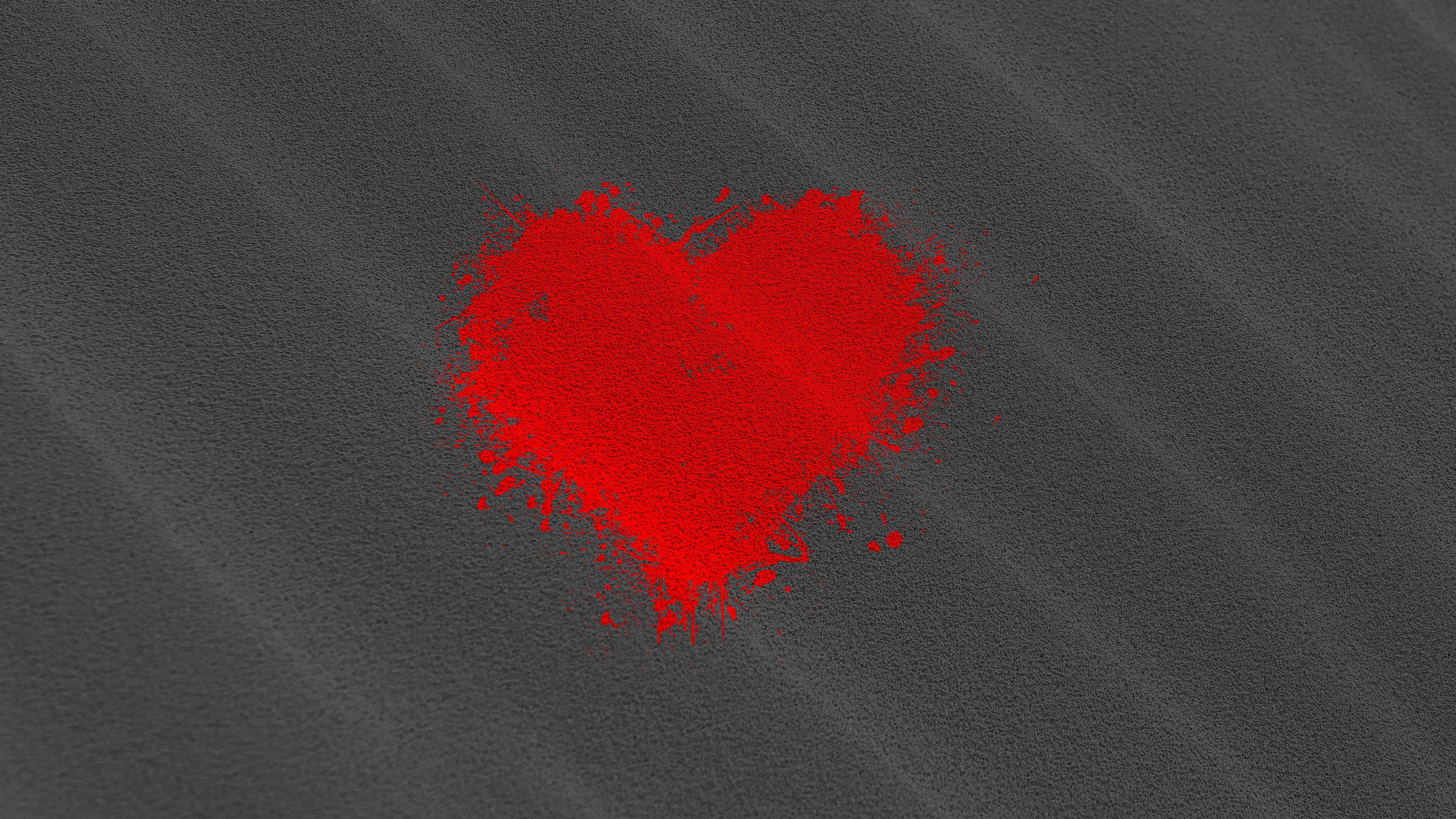 Aesthetic Heart 桌布 壁紙 — 一個充滿活力的紅色心形飛濺圖案，在帶有斜紋的紋理深灰色背景上格外突出。