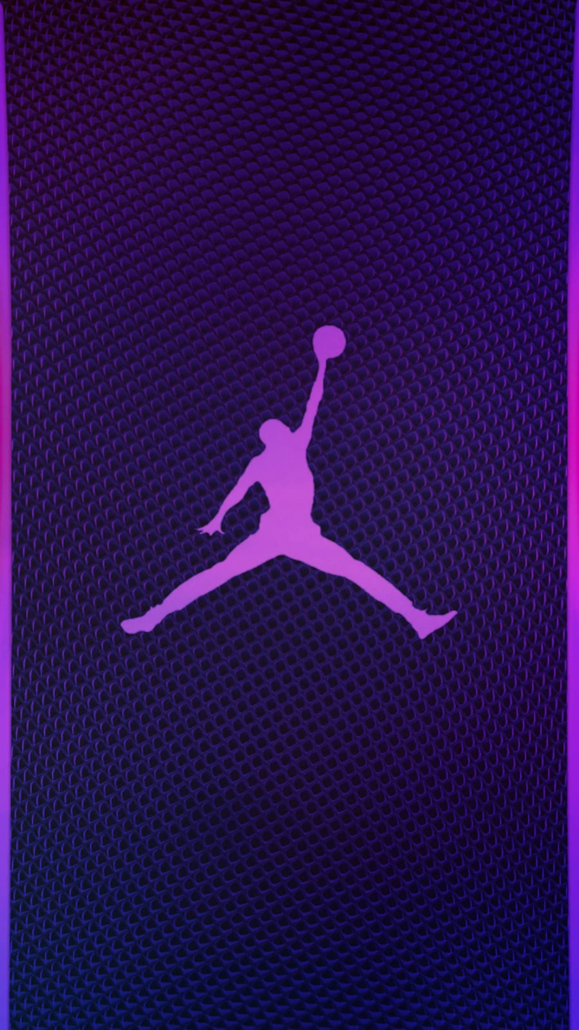 Air Jordan 桌布 壁紙 — 一個充滿活力的紫色Jordan標誌剪影在帶有發光垂直邊緣的紋理深紫色背景上跳躍。