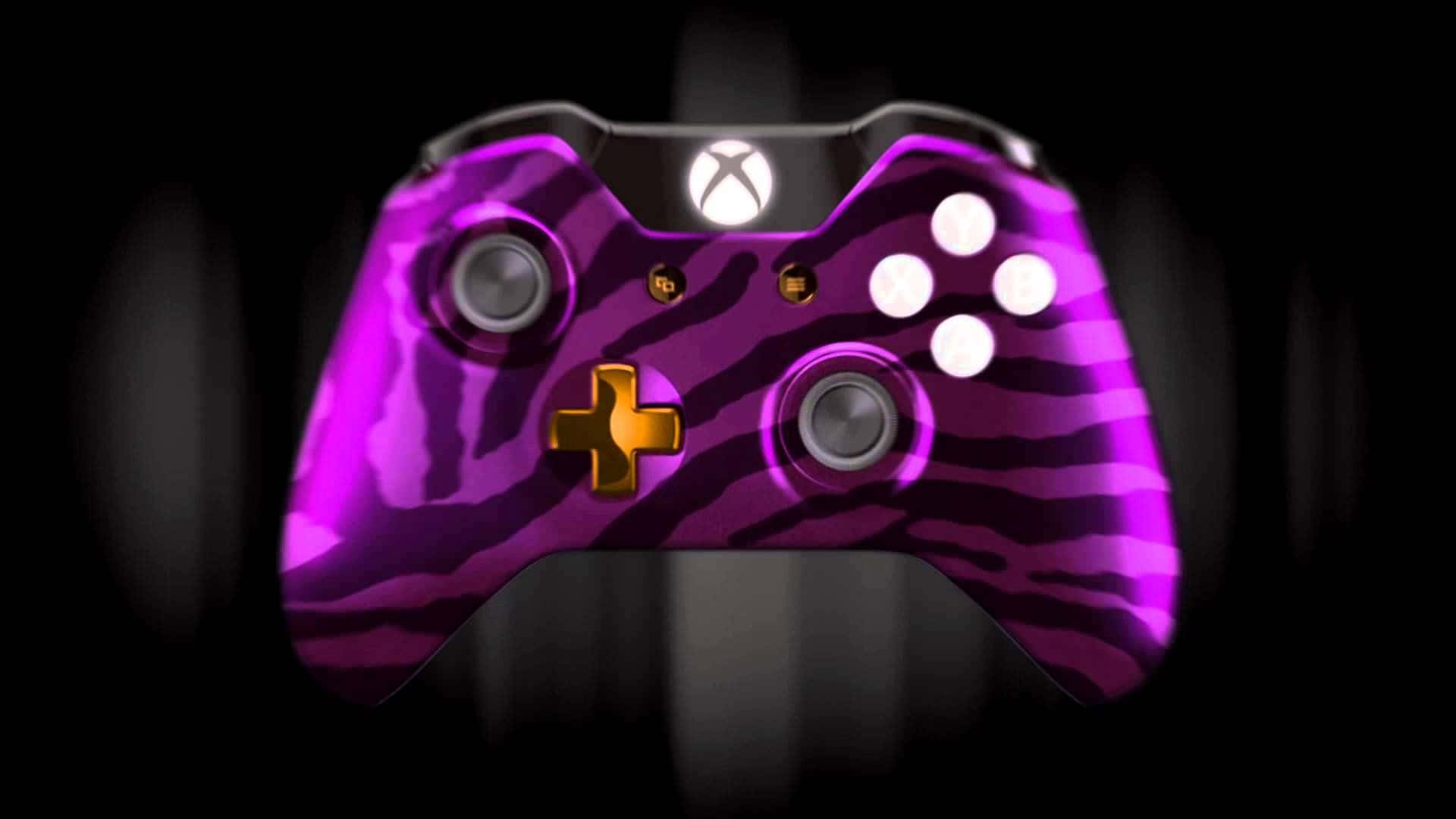 Xbox 桌布 壁紙 — 一個充滿活力的紫色Xbox控制器，帶有斑馬條紋和發光按鈕，在深色背景下格外突出。