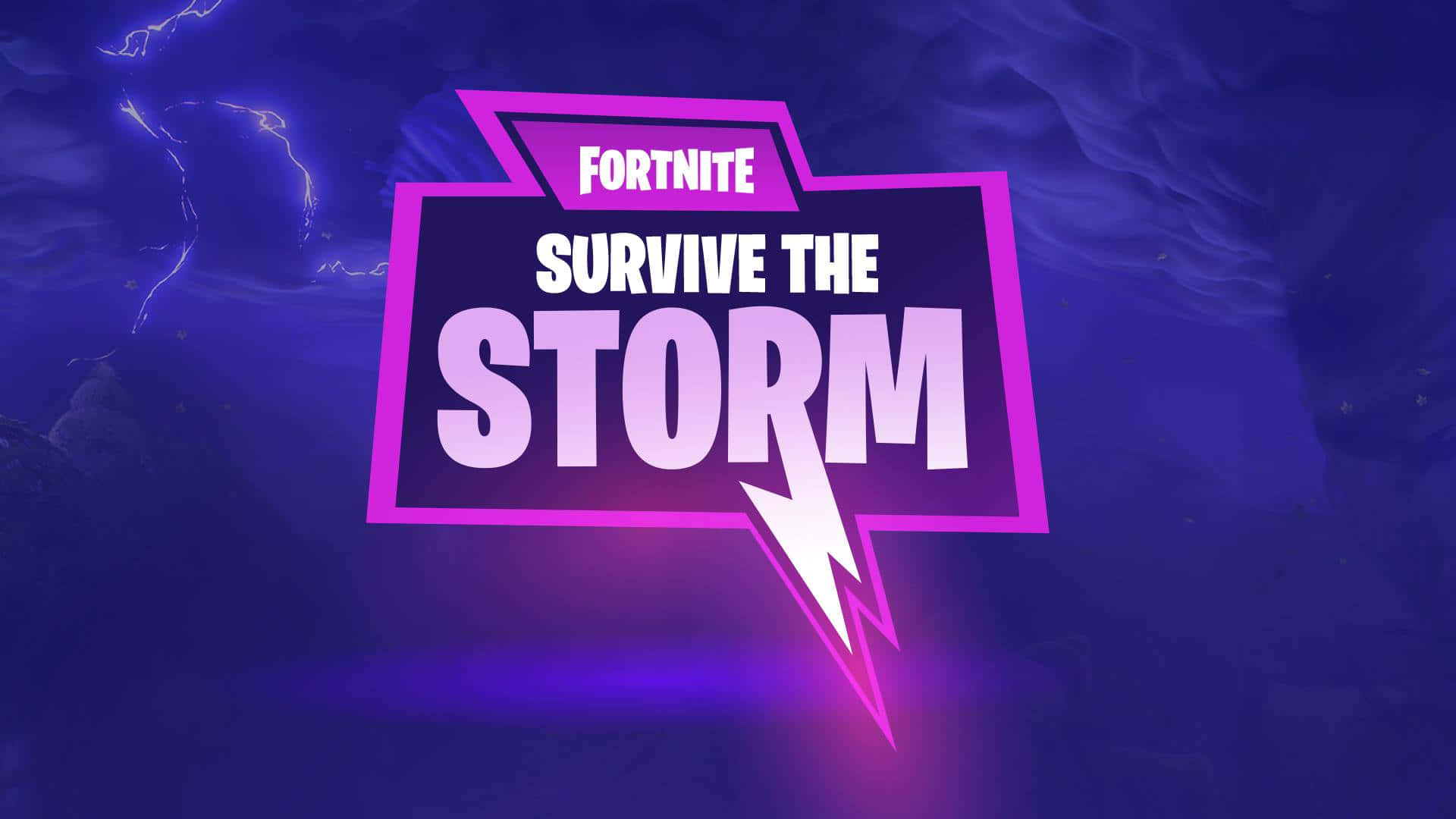 Fortnite 桌布 壁紙 — 一個充滿活力的紫色和粉紅色Fortnite 'Survive the Storm'標誌在黑暗的暴風雨天空和閃電中發光。