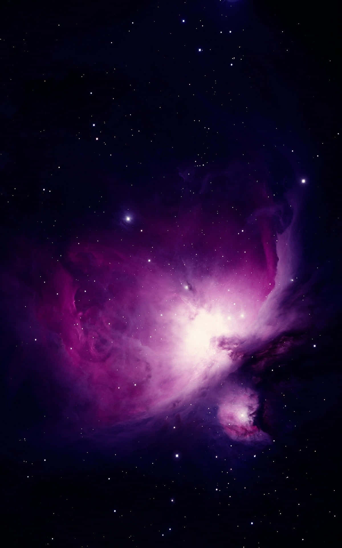 Black And Purple Galaxy 桌布 壁紙 — 一個充滿活力的紫色和粉紅色星雲，在深邃的黑色宇宙背景下閃耀著明亮的星星。