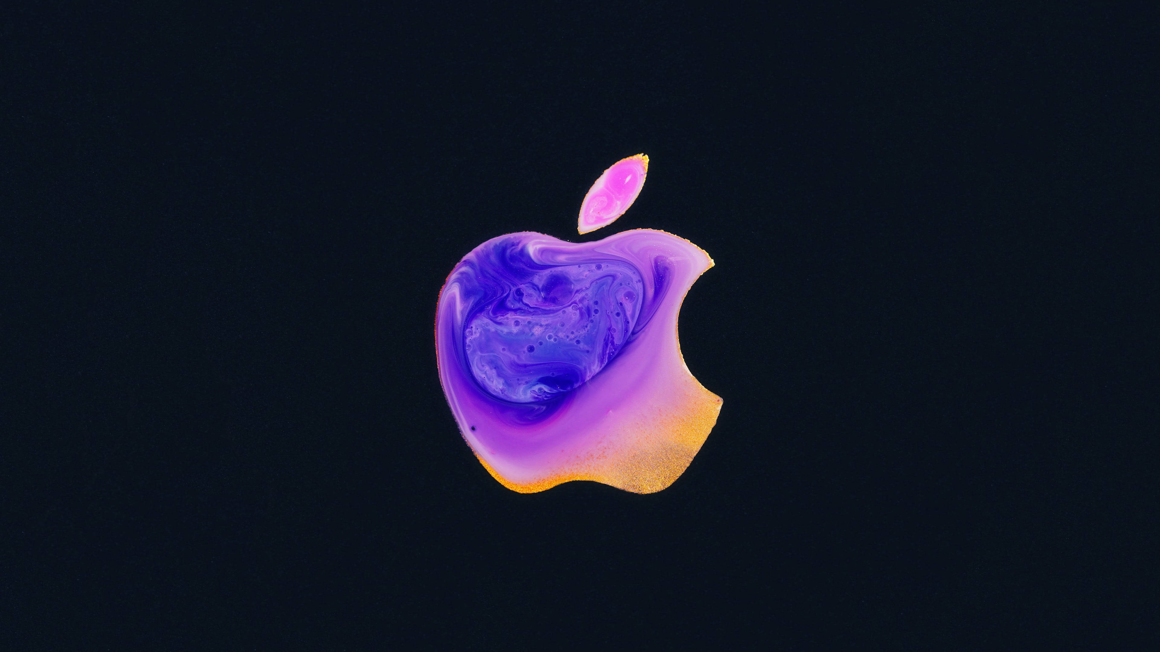 高清 桌布 壁紙 — 一個充滿活力的紫色和金色漩渦Apple標誌漂浮在深黑色背景上。