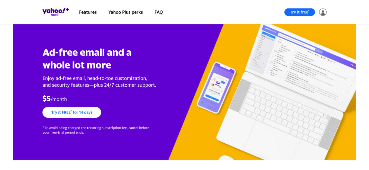 Yahoo Mail 桌布 壁紙 — 一個充滿活力的紫色和黃色數位廣告，展示筆記型電腦和手機顯示Yahoo Plus電子郵件功能，並附有「免費試用」的行動呼籲。