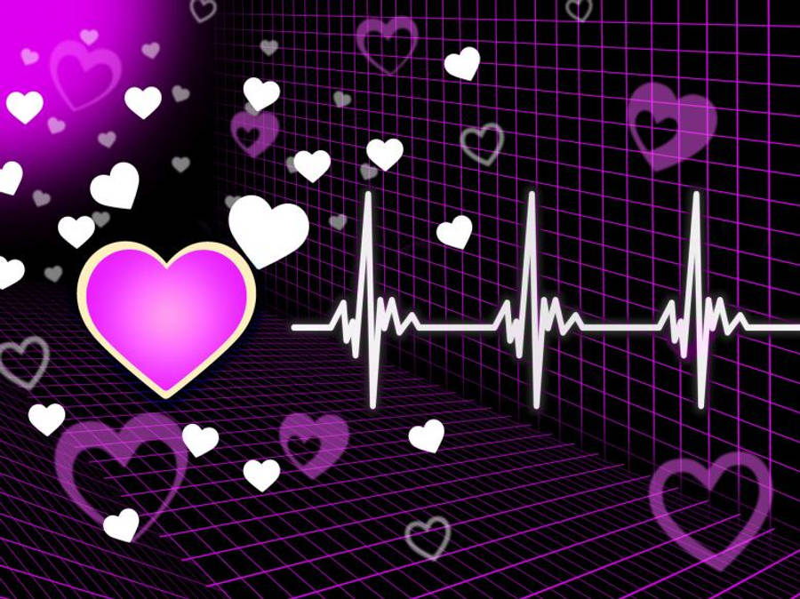 Heartbeat 桌布 壁紙 — 一個充滿活力的紫色數位網格，帶有白色心跳線和漂浮的心形，營造出網路愛的主題。