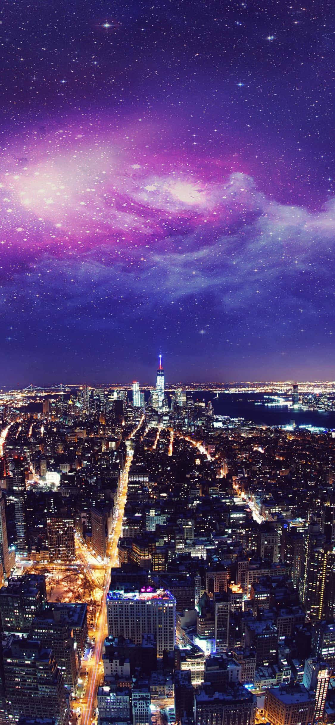 New York 桌布 壁紙 — 一個充滿活力的紫色星系在夜間閃爍的城市景觀上方旋轉，有明亮的摩天大樓和發光的街道。