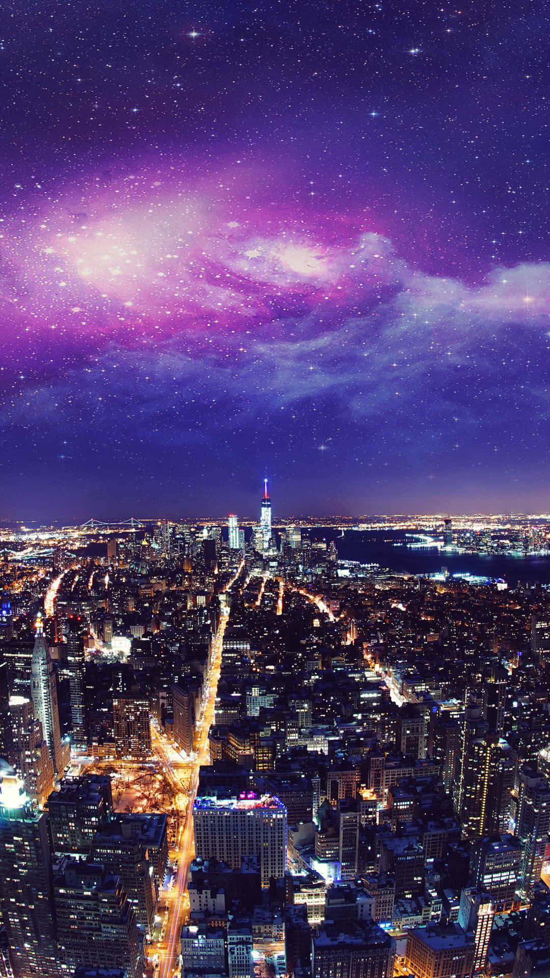 夜空 桌布 壁紙 — 一個充滿活力的紫色星系在夜間閃爍的城市景觀上空旋轉，照亮了摩天大樓和發光的街道。