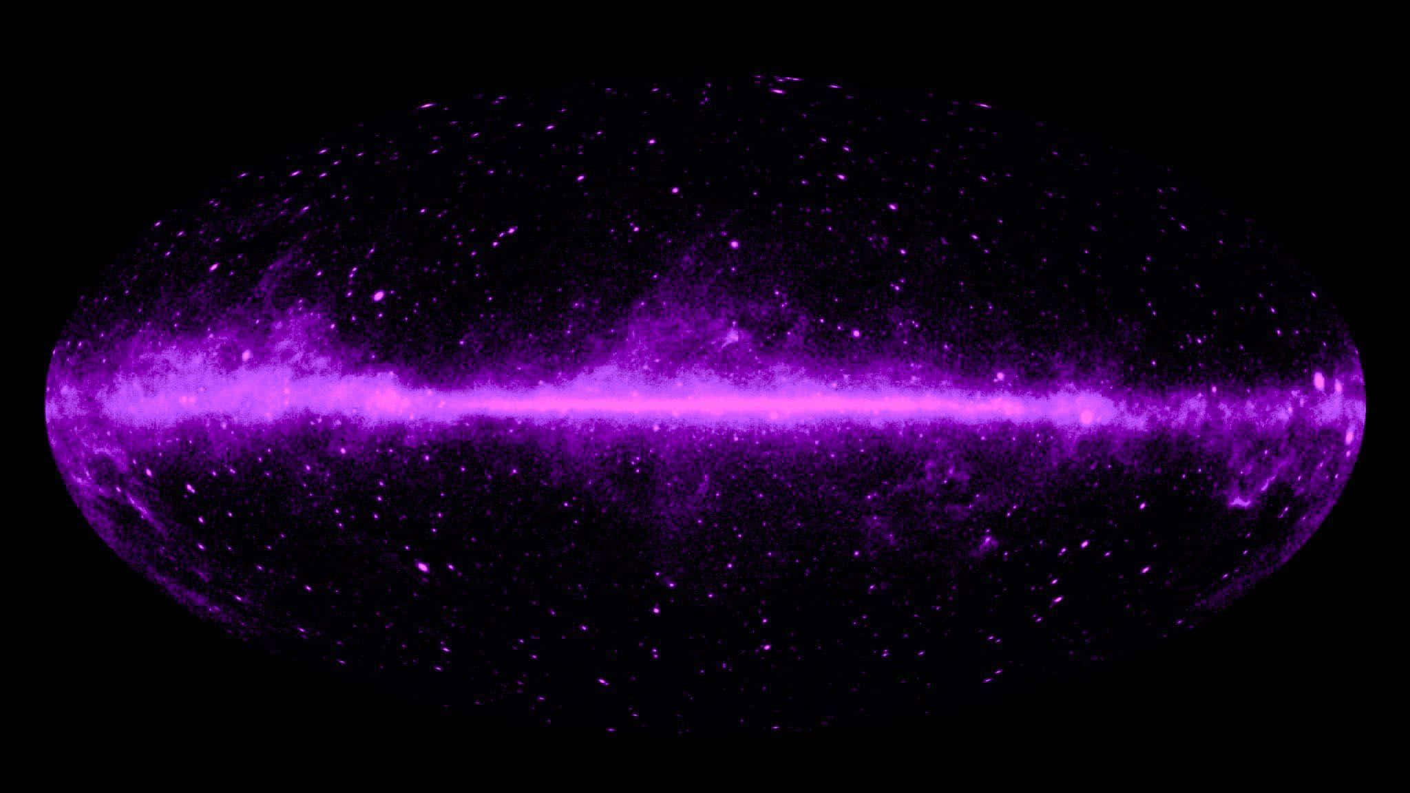 2048x1152 桌布 壁紙 — 一個充滿活力的紫色星系在深邃的黑色宇宙虛空中旋轉，伴隨著發光的星星。