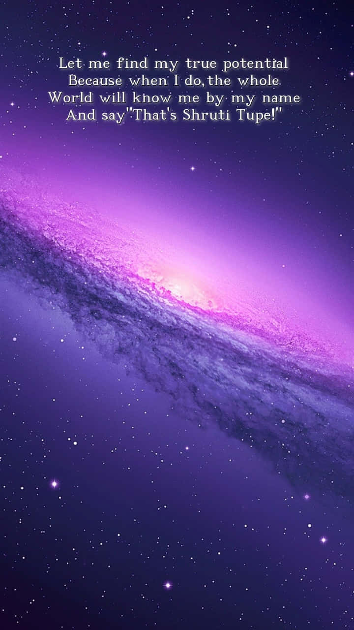 Potential 桌布 壁紙 — 一個充滿活力的紫色星系在繁星點點的夜空中旋轉，並疊加了鼓舞人心的文字。